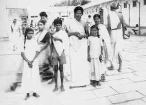 Kaleshwar mit 7 Jahren mit seiner Familie beim Besuch eines Tempels