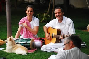 Gustav Vigneshwara and Sabeenamayi leading a bhajan practice