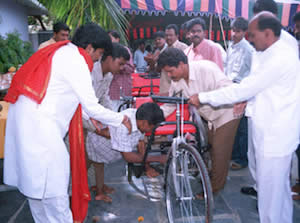 Behinderte erhalten handbetriebene Fahrräder