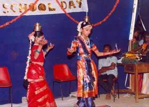 Shilpa tanzt bei einer Schulaufführung