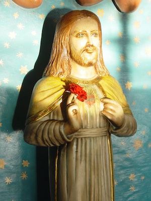 Die aufgehende Sonne strahlt auf die Jesus-Statue im Ashram