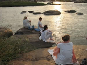 Meditation am  Fluss Tungabangain in Hampi