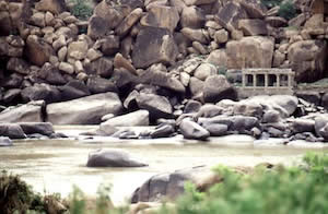 Ein alter Tempel am Flussufer in Hampi