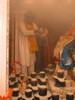 Sri Kaleshwar blessing Shiva lingams with holy ash