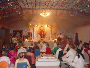 Students fill the mandir during the Sri Kaleshwar’s Guru Purnima course, 2005