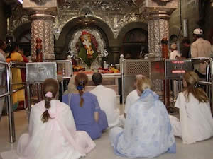 Studenten von Sri Kaleshwar bei dem morgendlichen Abishek in Shirdi